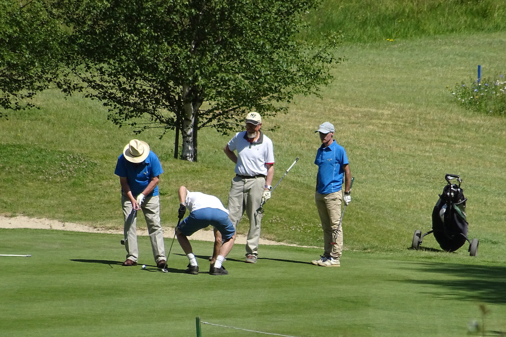 La partie précédente au  putting sur le par 3 n°6