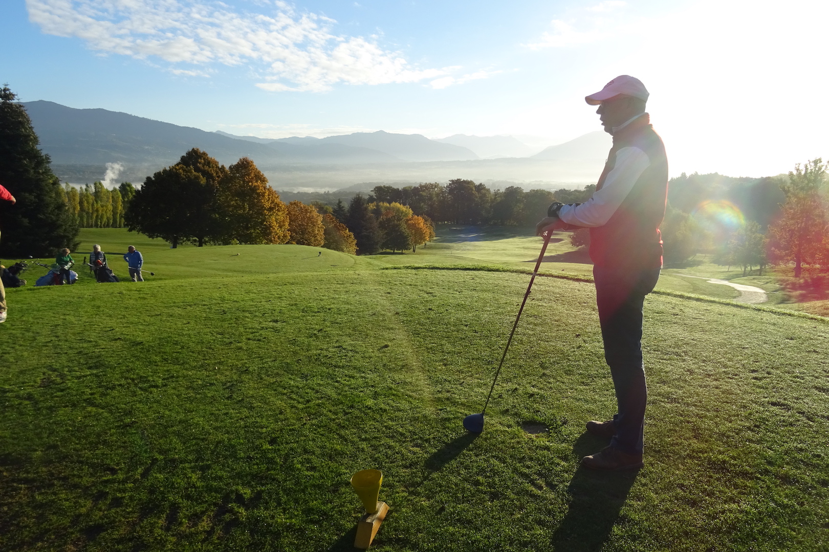 Pierre attend au départ du par 4 n°1, face à la vallée de l'Arve