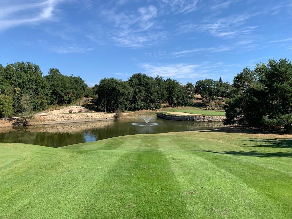 Le superbe par 3 n°7 depuis le fairway du n°8