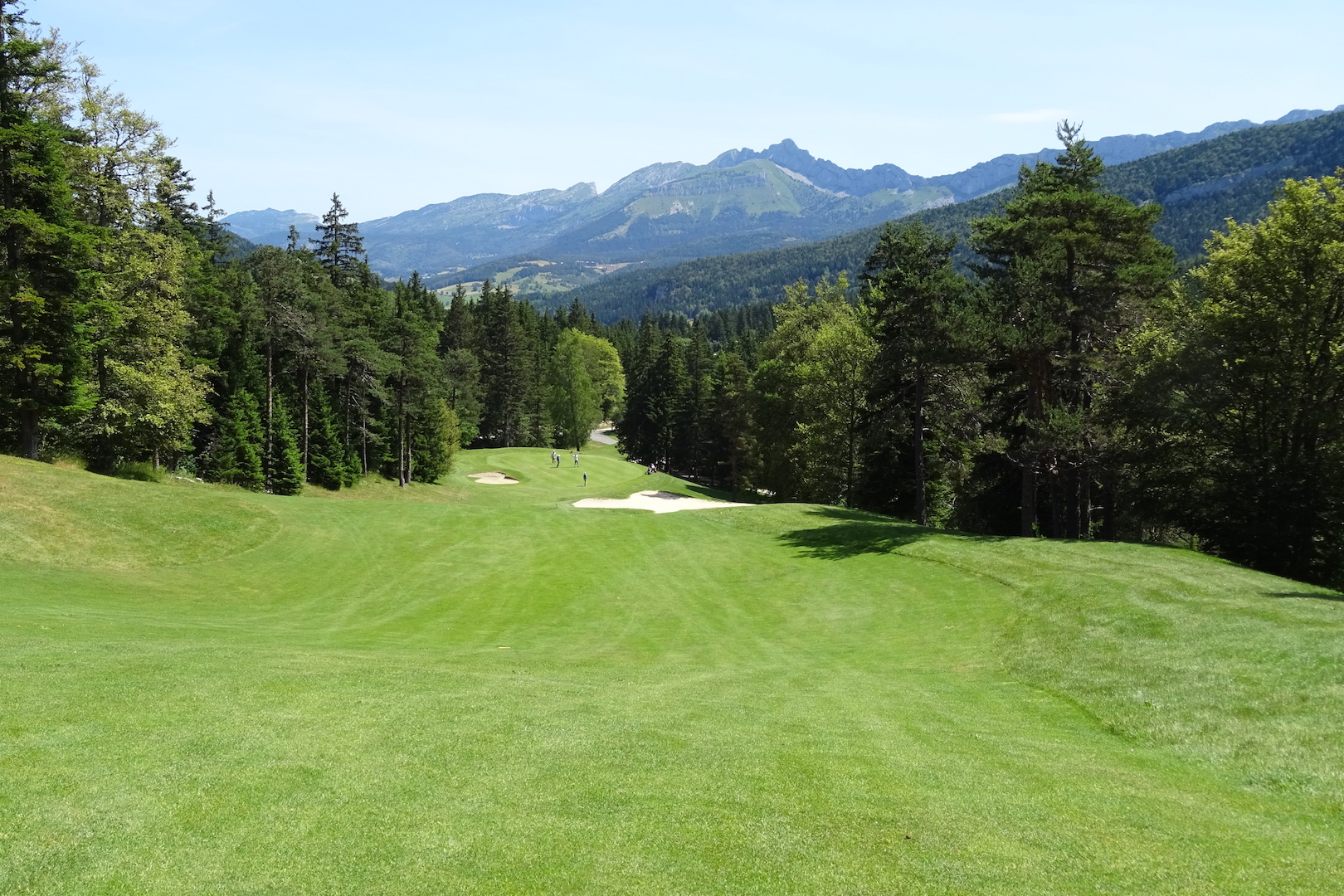 La très spectaculaire descente du par 4 n°8