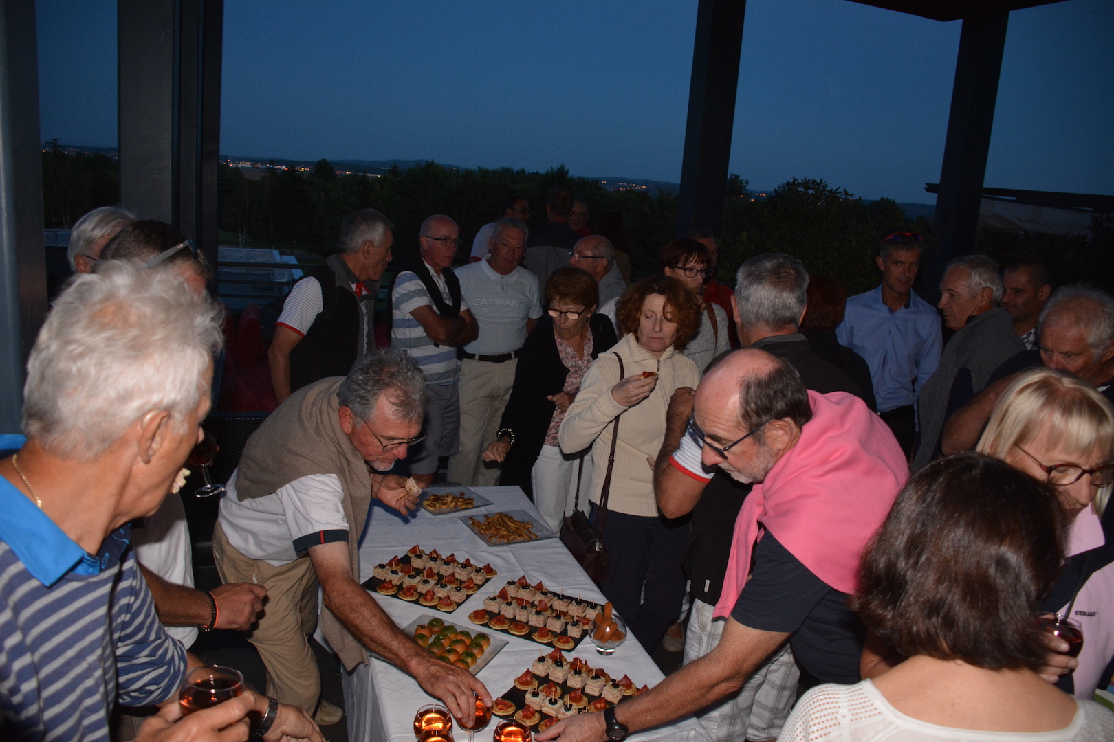 Jean-Claude PAUCHON apprécie les petits fours