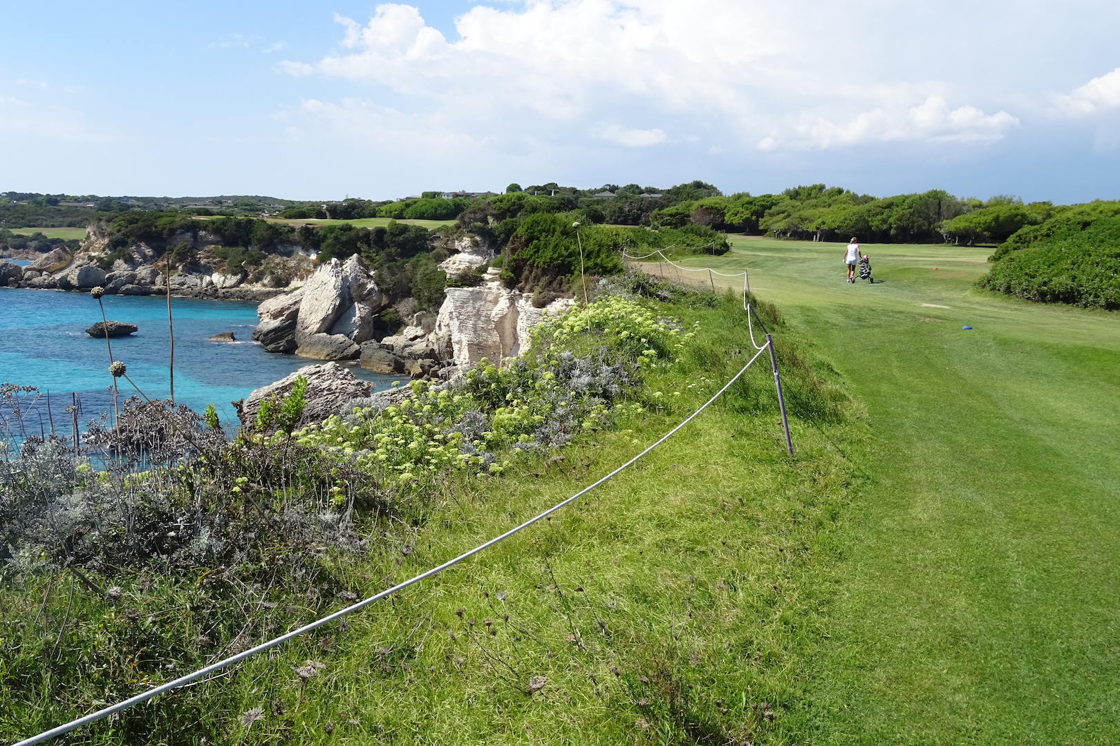 Le court par 5 n°16 longe les falaises calcaires