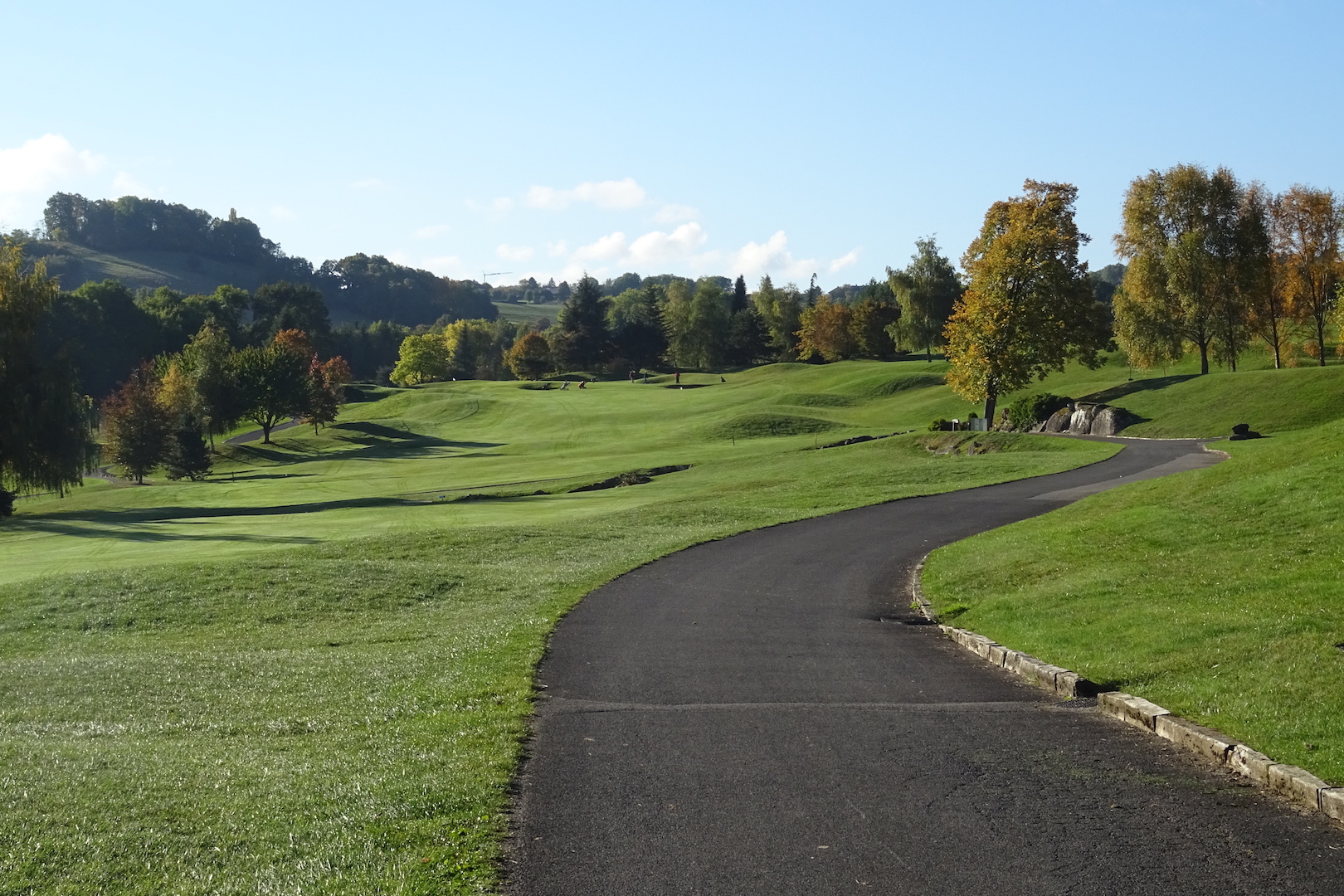 Le fairway du par 5 n°13 est barré de l'inévitable rigole