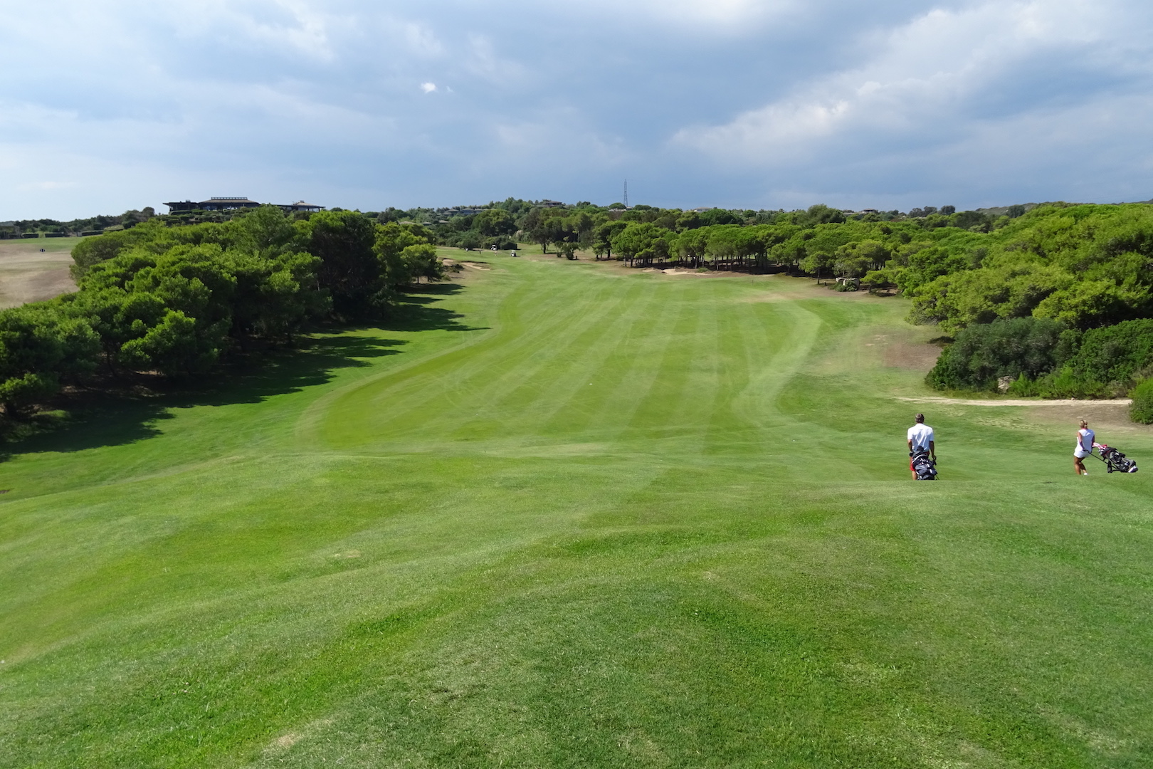 Le fairway du par 5 n°18 remonte vers le club-house