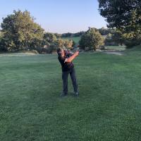 Daniel survole le mur de pierre