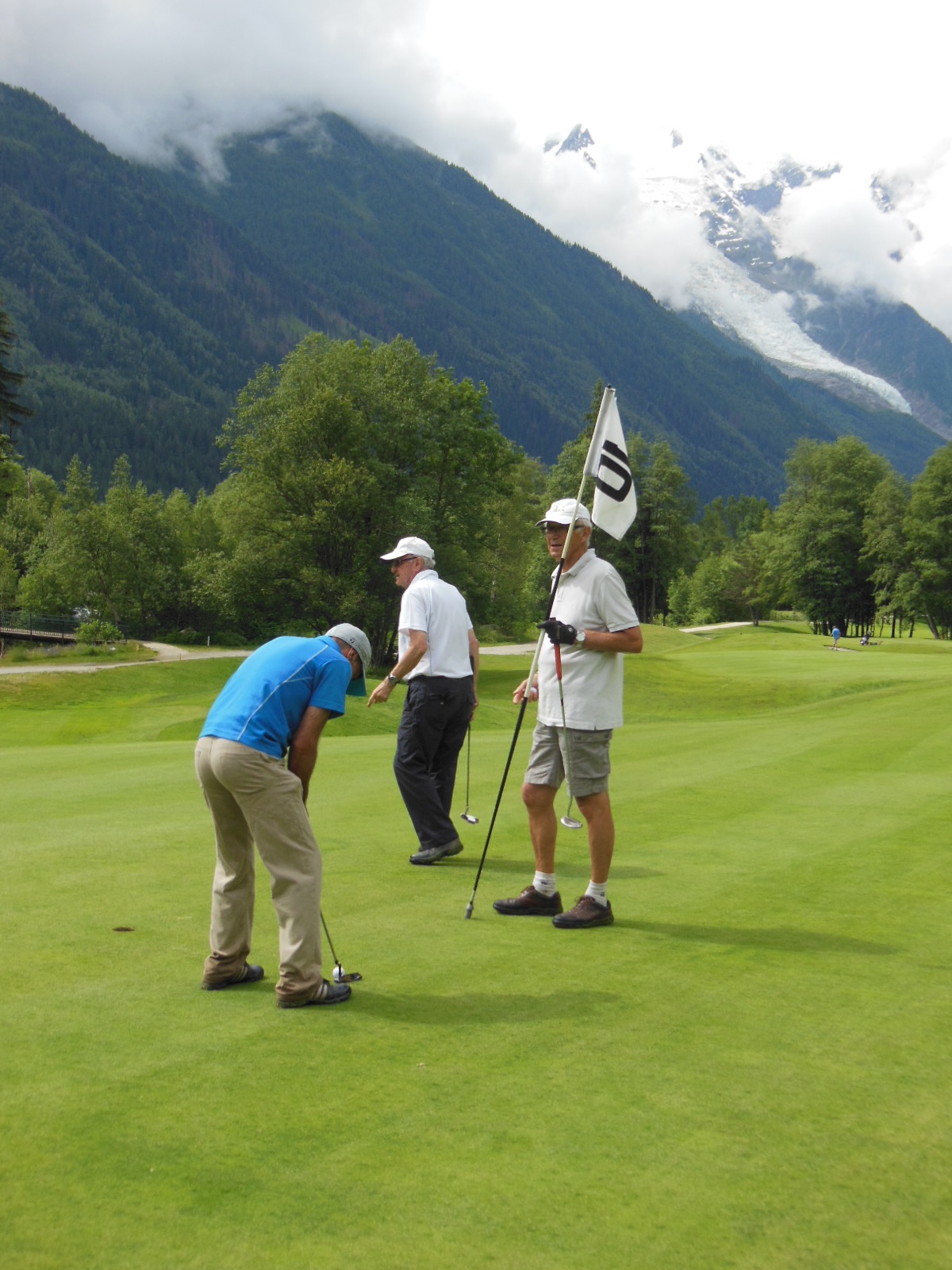 Christophe au putting, René au drapeau