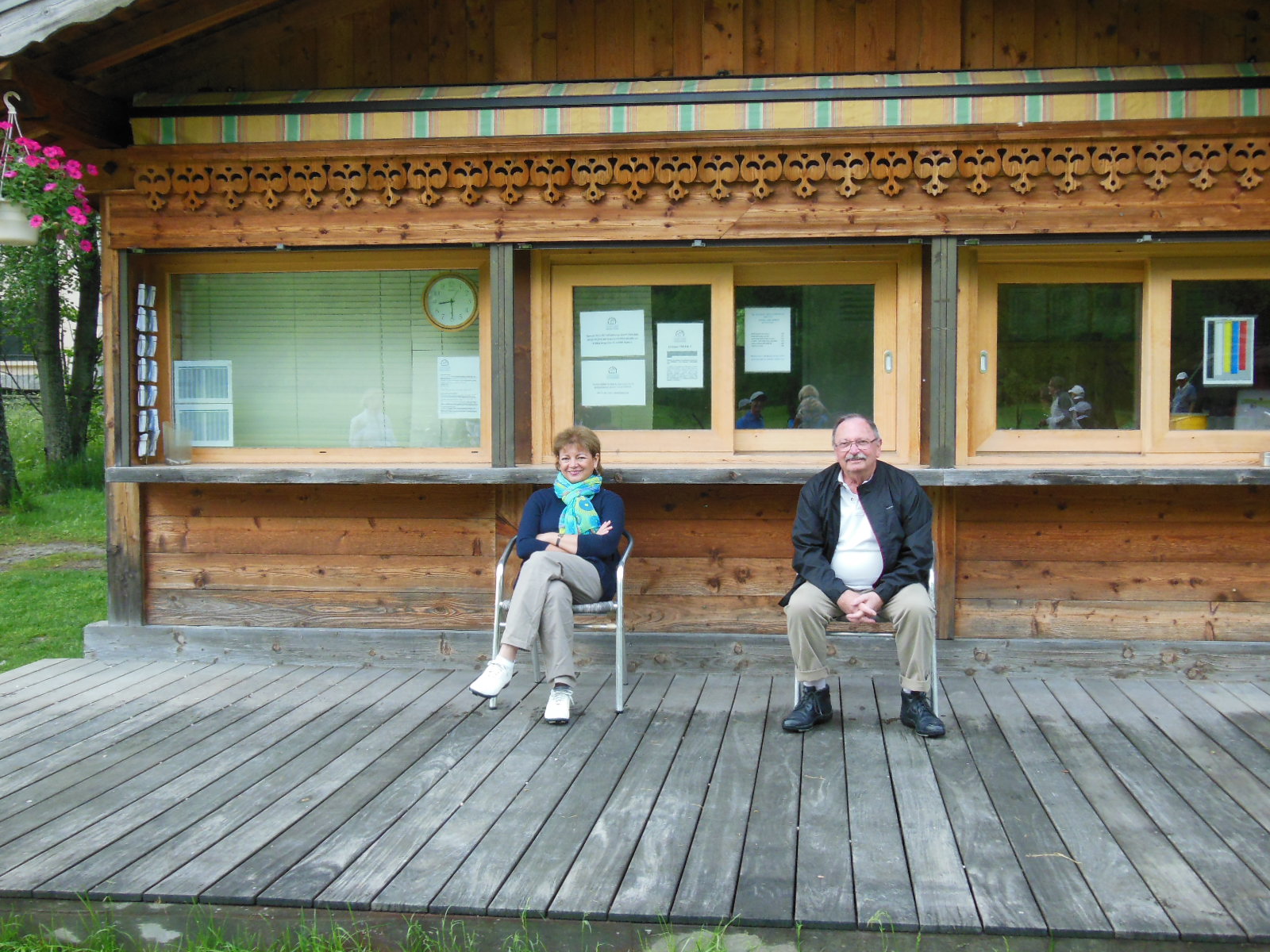 Les deux juges-arbitres devant le Club-House