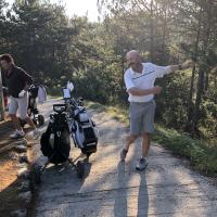 Patrick s'échauffe avec de petits assouplissements ...