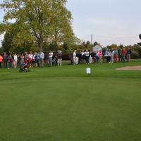Une foule nombreuse applaudissait les arrivants