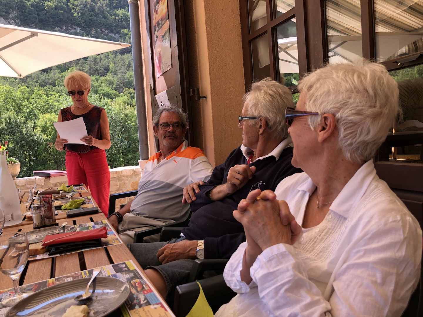 Marie-Hélène et rené écoutent attentivement ...