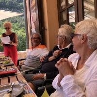 Marie-Hélène et rené écoutent attentivement ...