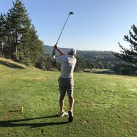 ... avant de délivrer un puissant drive au par 5 n°1