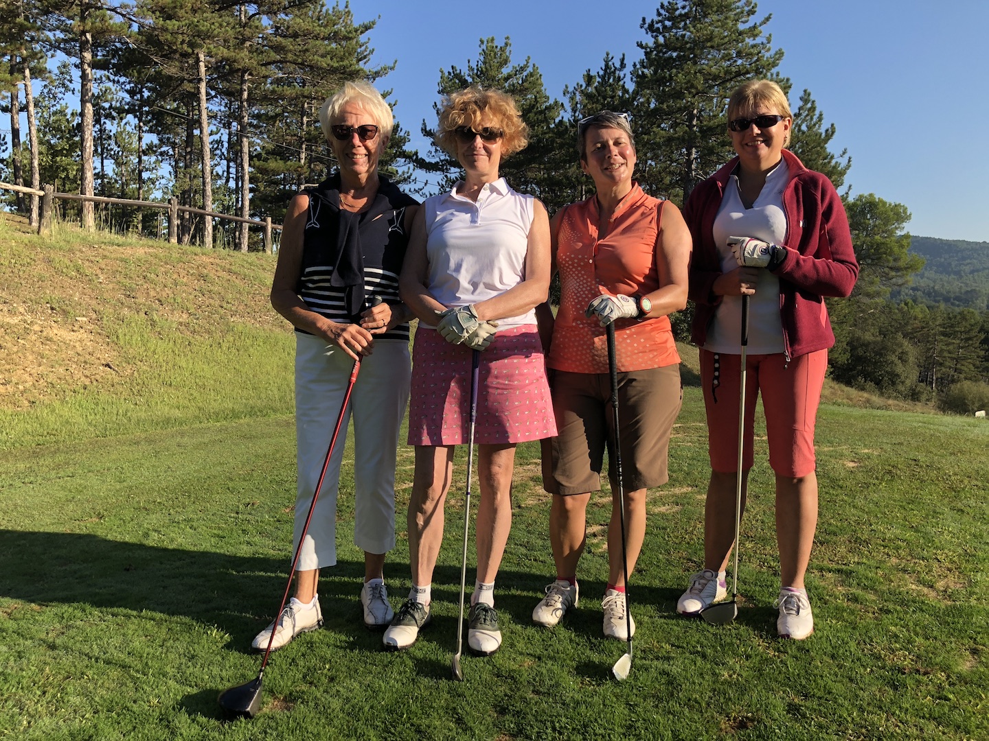 La partie suivante regroupe trois dames