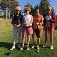 La partie suivante regroupe trois dames