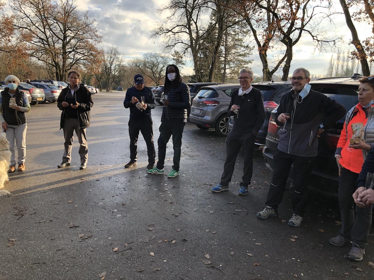 et qui offre le champagne à son groupe ravi!