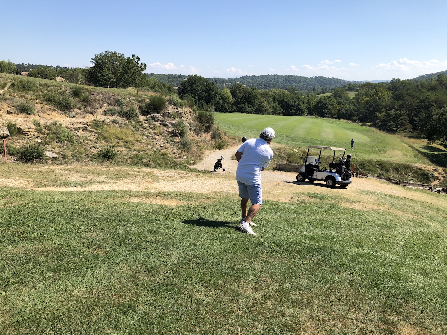 Félix franchit le premier ravin du difficile par 5 n°13