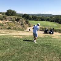 Félix franchit le premier ravin du difficile par 5 n°13