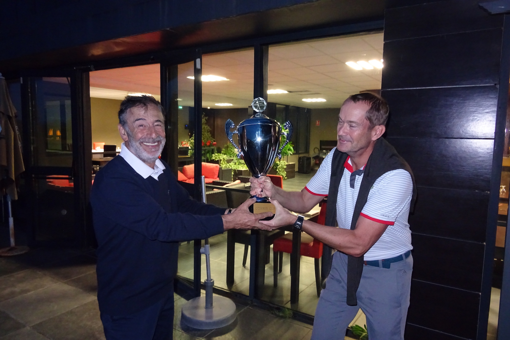 Sean DUFFY remet la Corber Cup à Yves KOMORN