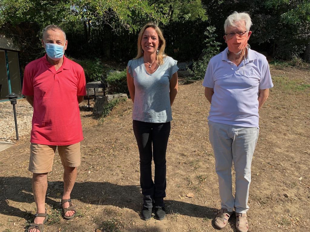 Emilie, la directrice d'Albon, entre les organisateurs