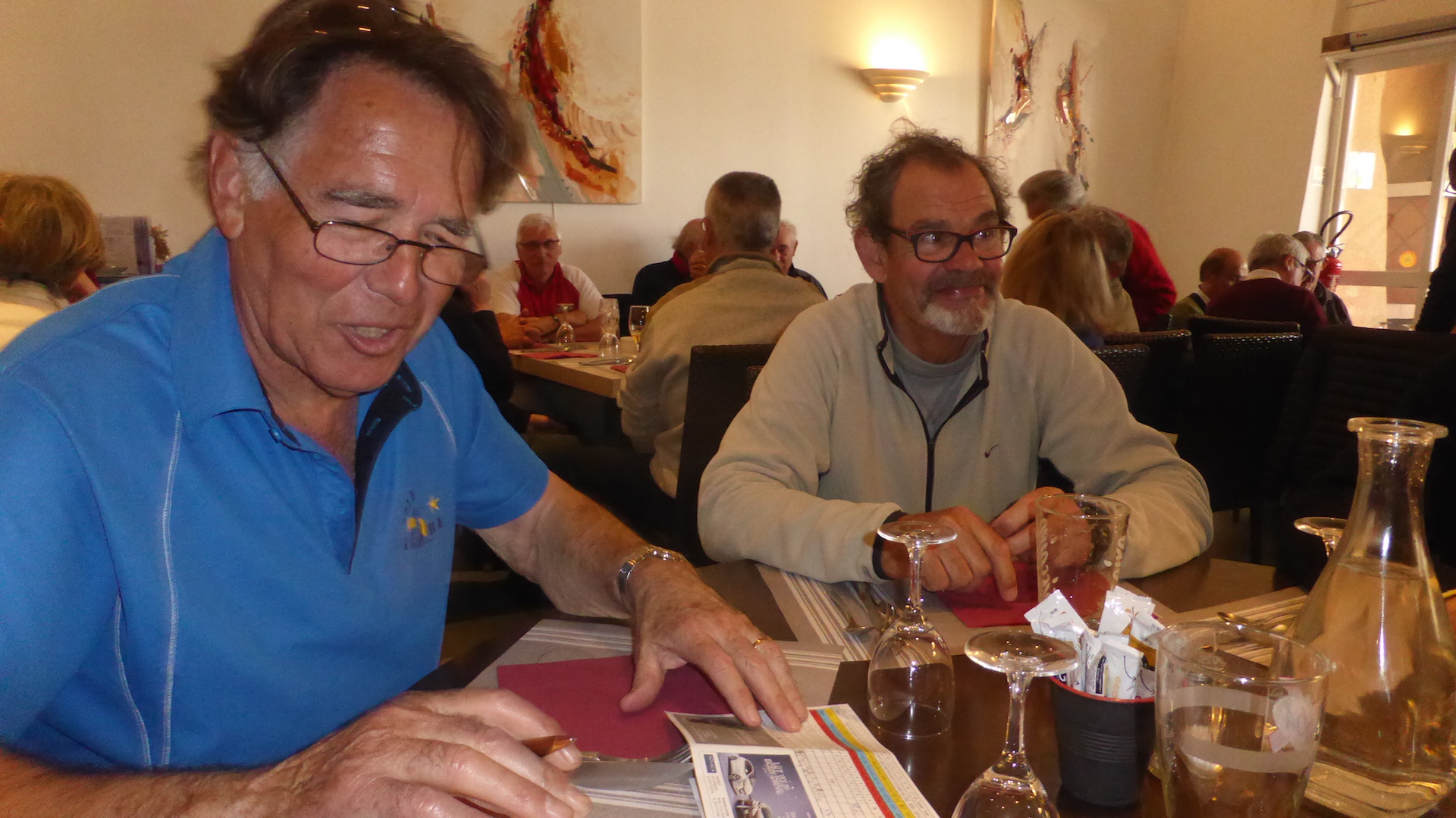 Au restaurant, Francis calcule les scores de Roland