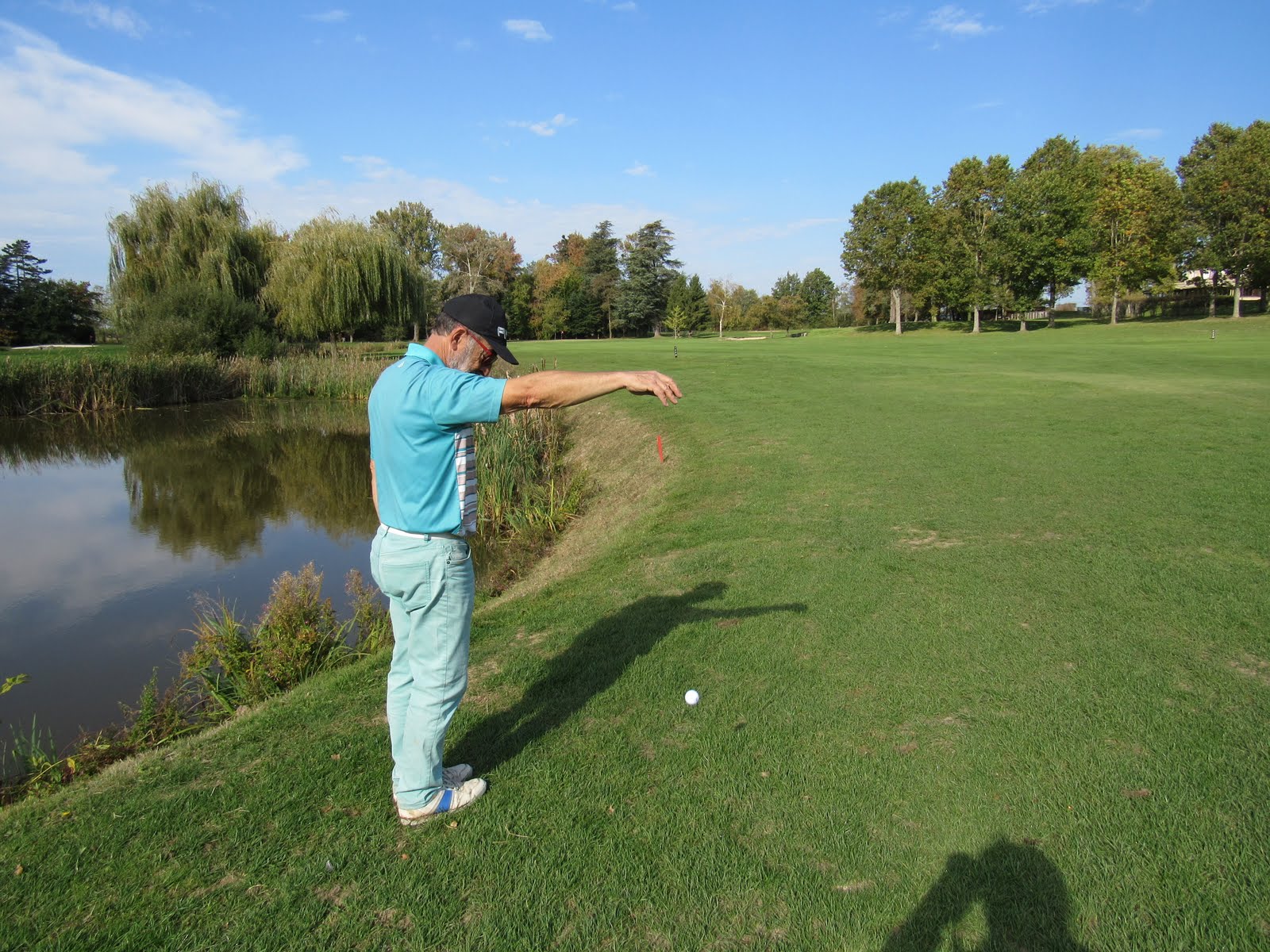 Yves droppe après avoir mis son drive dans l'eau au par 4 n°9