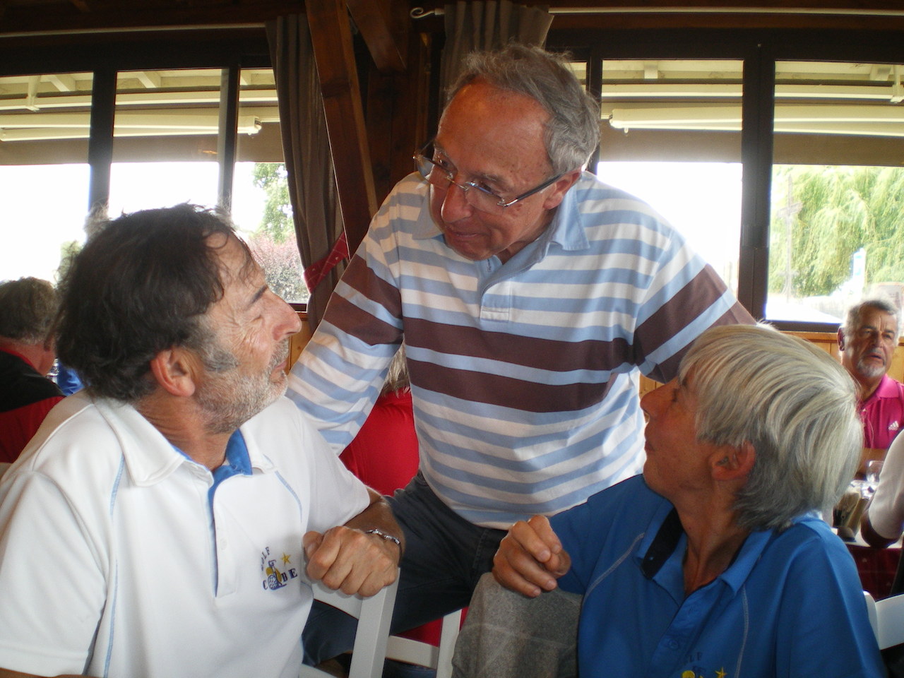 Yves converse avec un grand ami de Françoise