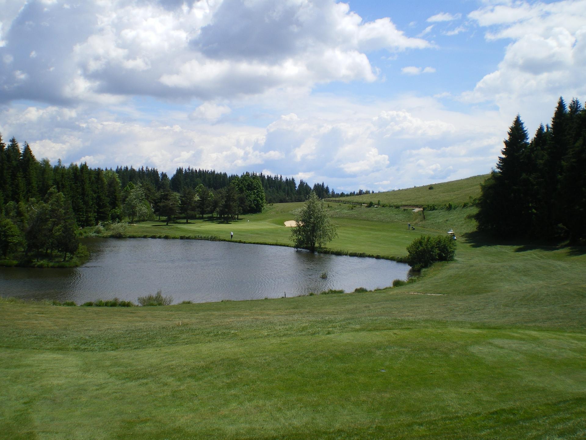 Le lac qui dramatise le départ du par 3 n°3