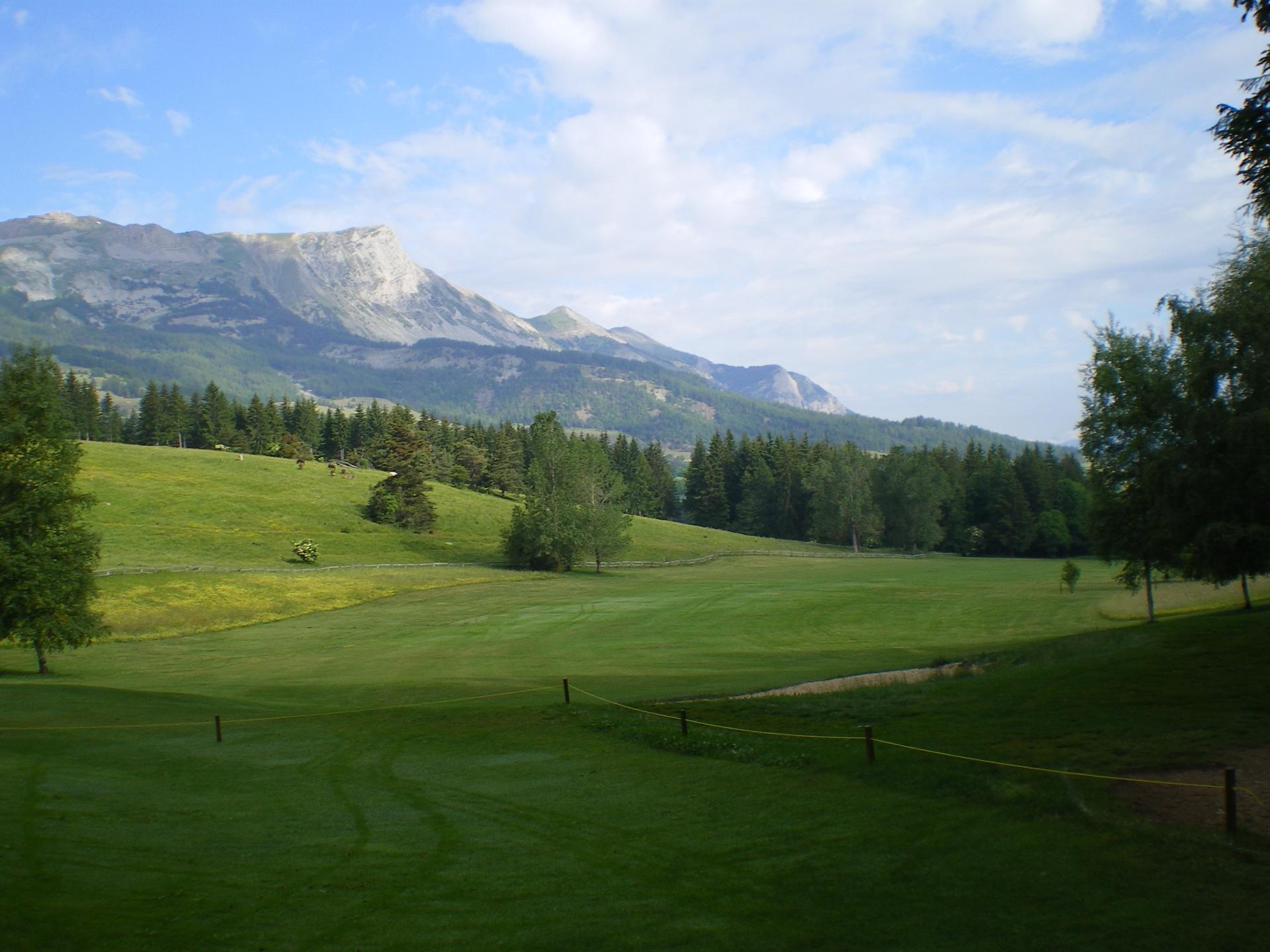 Le fairway du par 5 n°8 est dominé par le Dévoluy