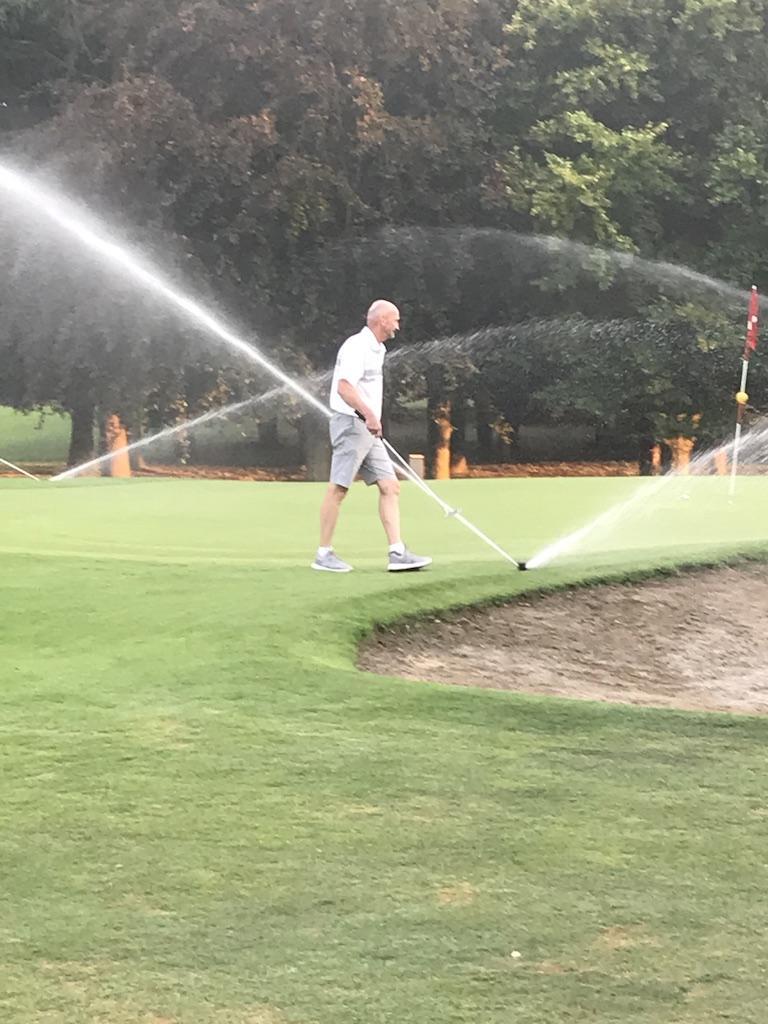 Patrick sous le sprinkler