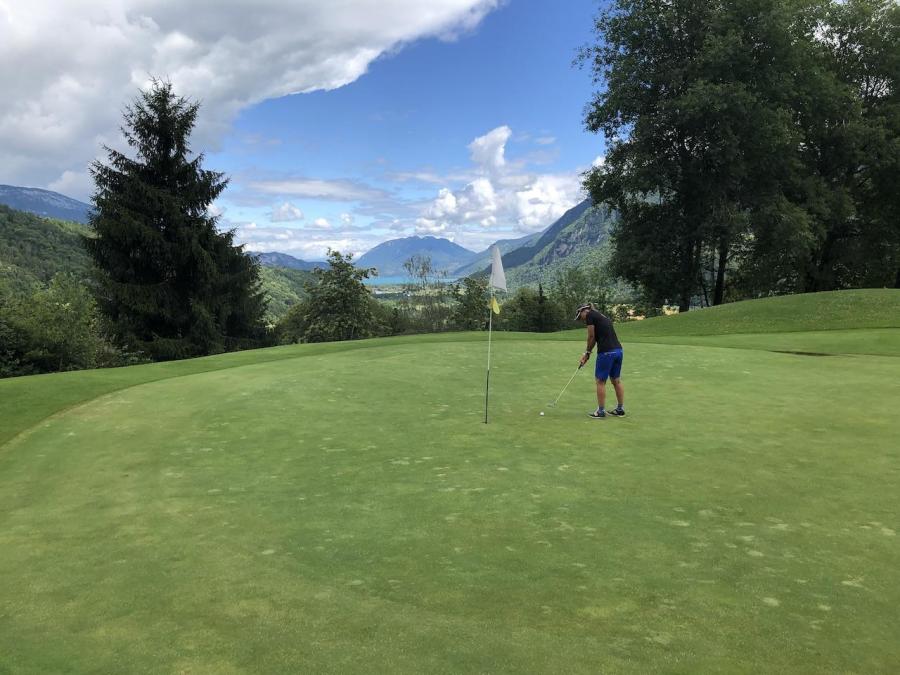 Putt de kristine au par 4 n 4 avec le lac d annecy en fond d e cran